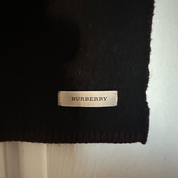 Authentic Burrbury Scarf - Picture 5 of 6